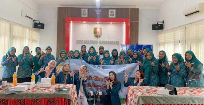 
					UMKM Jusin Juice dan Mahasiswa Informasi dan Humas UNDIP Wujudkan Ekosistem Ramah Lingkungan Berbasis Eco Enzyme Bersama Ibu PKK Gayamsari