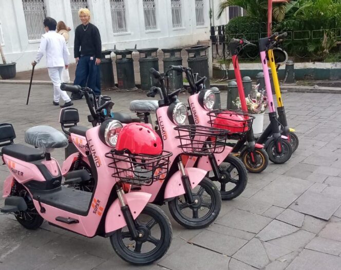 
					Menikmati Pesona Malam Kota Lama Semarang dengan Sepeda Listrik