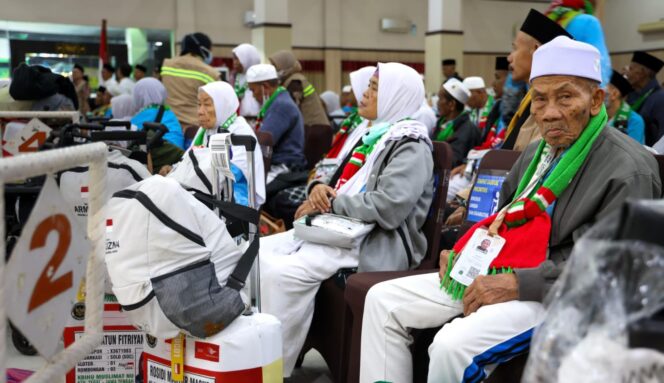
					Tangis Haru Sambut Kepulangan Jemaah Haji Kloter Pertama Embarkasi Solo di Donohudan