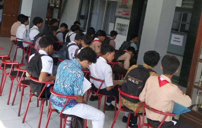 
					Verifikasi SPMB di SMK Negeri 1 Semarang Dipadati Pendaftar