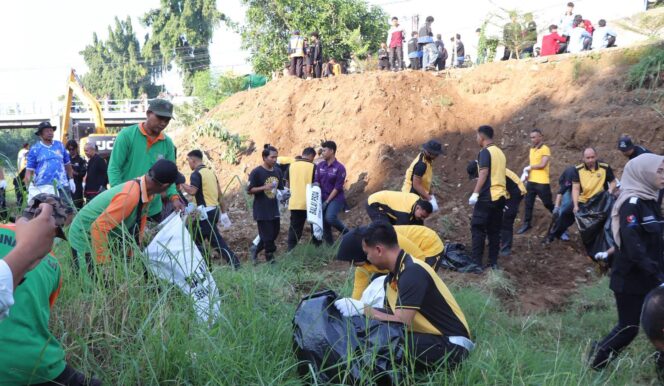 
					Mahasiswa UMK Bersama Forkopimda, TNI-Polri dan Warga Gotong Royong Bersihkan Kali Gelis