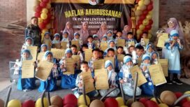 Para siswa dan siswi TK Islam Lentera Hati bersama Ketua Yayasan dan para Guru berfoto bersama