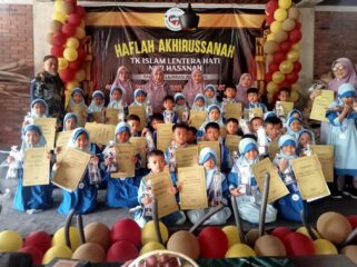 Para siswa dan siswi TK Islam Lentera Hati bersama Ketua Yayasan dan para Guru berfoto bersama 