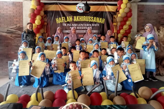 
					Para siswa dan siswi TK Islam Lentera Hati bersama Ketua Yayasan dan para Guru berfoto bersama 