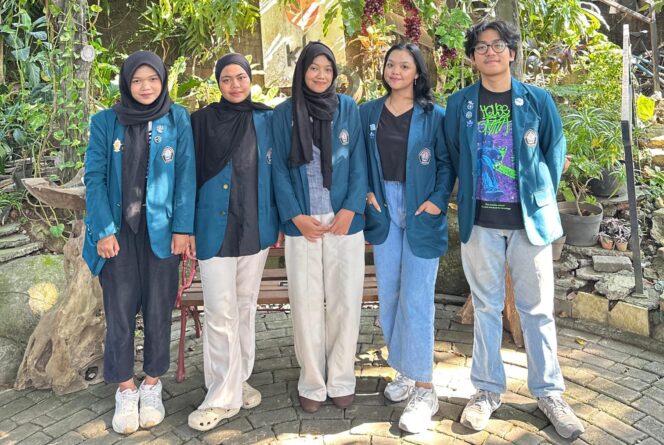 
					Mahasiswa UNDIP Optimalkan Eco-Branding dan Edukasi Ruang Hijau di Klu Cafe melalui Pemasangan Signage Tanaman dan Konten Digital