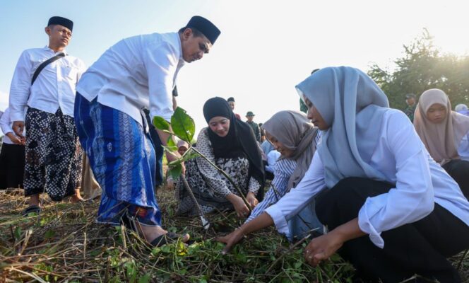 
					Wagub Jateng Taj Yasin Libatkan Santri dalam Aksi Penanaman Mangrove di Pesisir Rembang