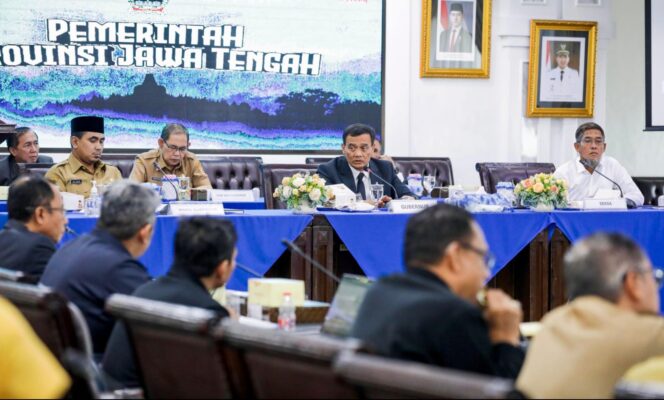 
					Ahmad Luthfi Realokasikan Rp200 Miliar untuk Perbaikan Jalan Rusak di Jawa Tengah