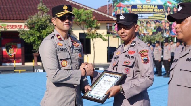 
					Personel Keuangan Polres Jepara Torehkan Prestasi, Raih Penghargaan Terbaik dari KPPN Kudus