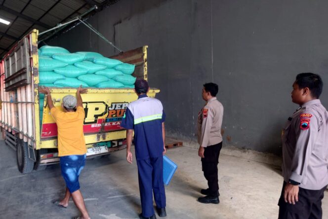 
					Polres Jepara Kawal Distribusi 20 Ton Jagung ke Bulog Pati untuk Perkuat Cadangan Pangan Nasional
