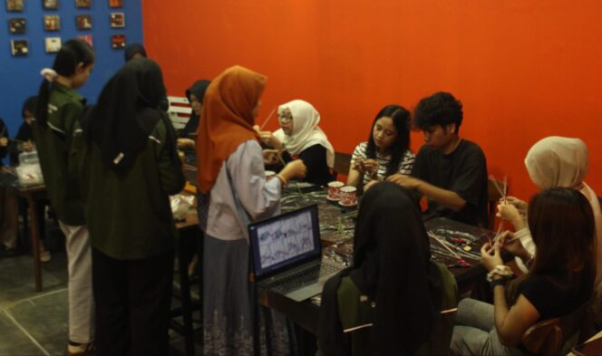 
					Eco-Craft Workshop Bersama Craftonesia, Mahasiswa UNDIP Dorong Kepedulian Lingkungan Melalui Pemanfaatan Limbah Kertas