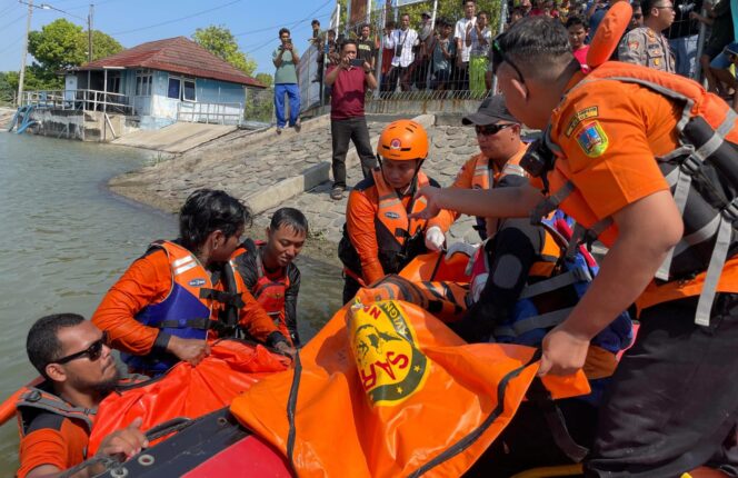 
					Dua Pemancing Terseret Arus di Bendung Karet Kalijajar Demak, Satu Ditemukan Meninggal Dunia