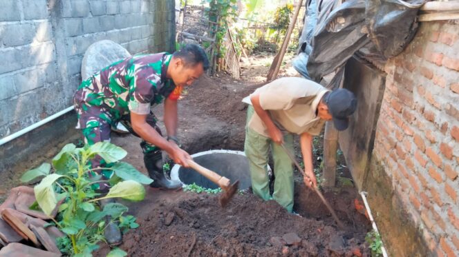 
					Babinsa Rejoso Pimpin Gotong Royong Perbaikan MCK Warga, Tingkatkan Sanitasi Lingkungan