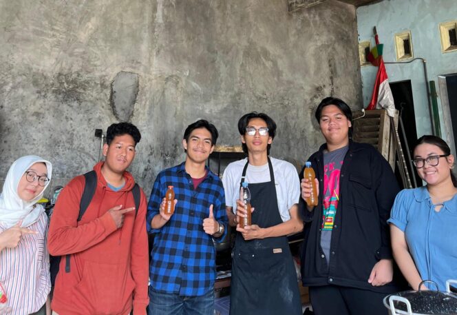 
					Mahasiswa Informasi dan Humas Undip Gelar Program CSR Lingkungan: Dukung MRA Eatery Wujudkan Operasional Berkelanjutan Melalui Pembuatan Eco-Enzyme