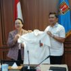 Ketua PGI Kota Semarang Periode 2026–2030, Asrar menyerahkan baju seragam kepada Wali Kota Agustina Wilujeng usai audiensi di Balai Kota Semarang