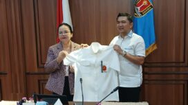 Ketua PGI Kota Semarang Periode 2026–2030, Asrar menyerahkan baju seragam kepada Wali Kota Agustina Wilujeng usai audiensi di Balai Kota Semarang