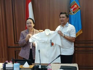 Ketua PGI Kota Semarang Periode 2026–2030, Asrar menyerahkan baju seragam kepada Wali Kota Agustina Wilujeng usai audiensi di Balai Kota Semarang