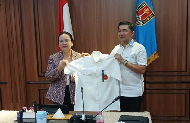 
					Ketua PGI Kota Semarang Periode 2026–2030, Asrar menyerahkan baju seragam kepada Wali Kota Agustina Wilujeng usai audiensi di Balai Kota Semarang