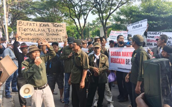 
					Ratusan Warga Pati Padati Pengadilan Tipikor Semarang, Kawal Sidang Perdana Sudewo