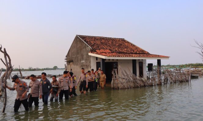
					Terjang Genangan Rob, Kapolres Kendal Salurkan Bantuan untuk Warga yang Bertahan di Tengah Banjir