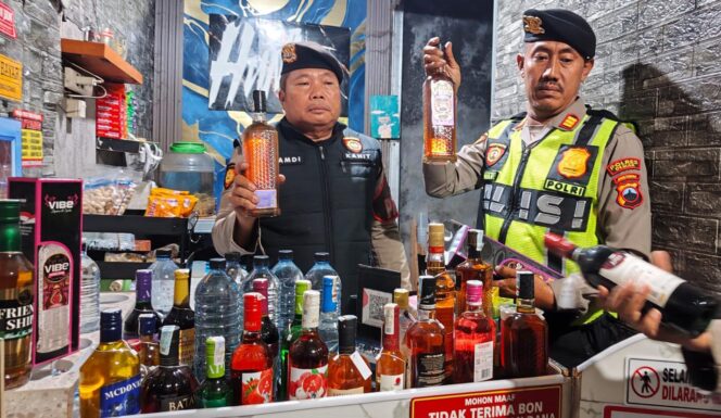 
					Polres Demak Amankan Puluhan Botol Miras dan Bahan Oplosan Usai Terima Laporan Warga