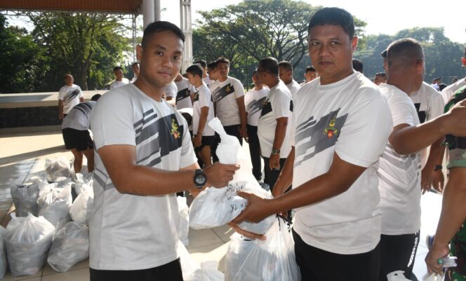 
					Pangdam IV/Diponegoro Berikan Kaos Olahraga, Tingkatkan Motivasi Personel Menjaga Kebugaran