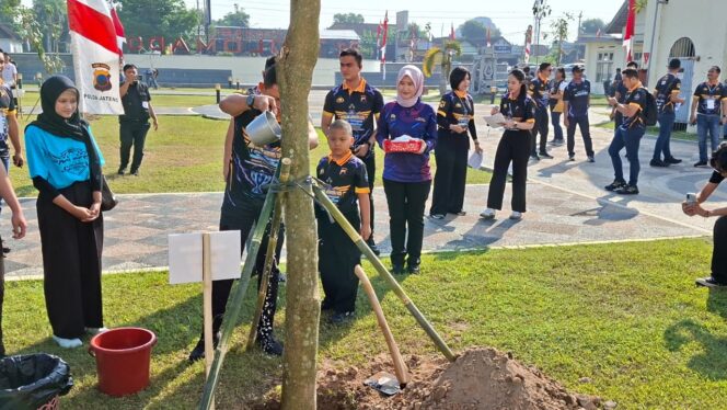 
					Tanam Puluhan Pohon, Kapolda Jateng Cup 2026 Gaungkan Semangat Generasi Muda Peduli Lingkungan