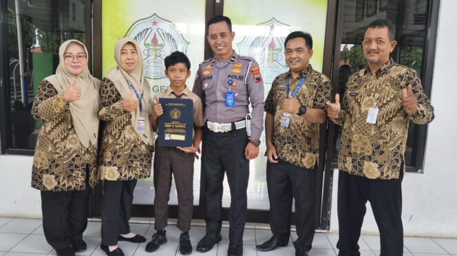 
					Polisi Dampingi Siswa Yatim Piatu Ambil Rapor, Wujud Kepedulian Polres Kudus pada Dunia Pendidikan