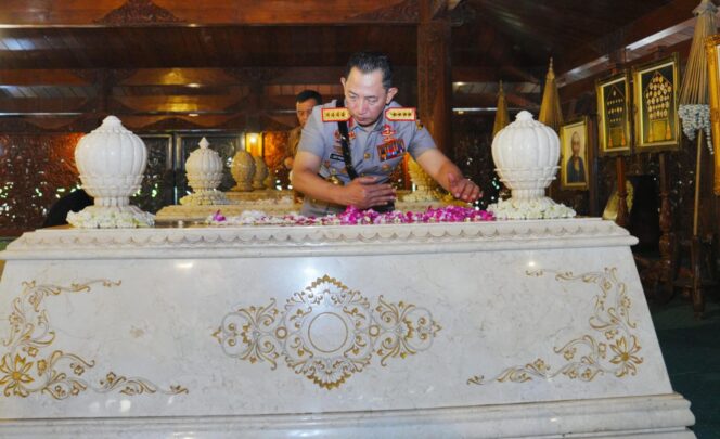 
					Hari Bhayangkara ke-80, Kapolri Lakukan Ziarah ke Astana Giribangun Kenang Jasa Presiden Soeharto
