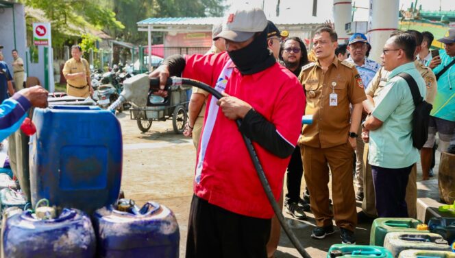 
					Nelayan Pantura Barat Terbantu, Gubernur Ahmad Luthfi Pastikan Distribusi BBM dan Akses Pelabuhan Tetap Lancar