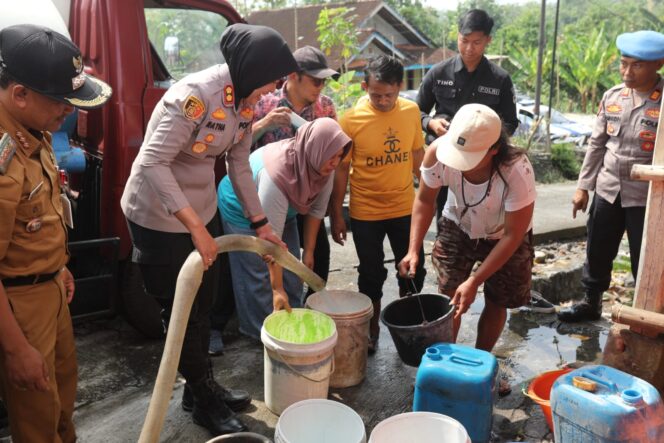
					Polres Semarang Distribusikan 15.000 Liter Air Bersih untuk Warga Terdampak Kemarau di Kecamatan Bancak
