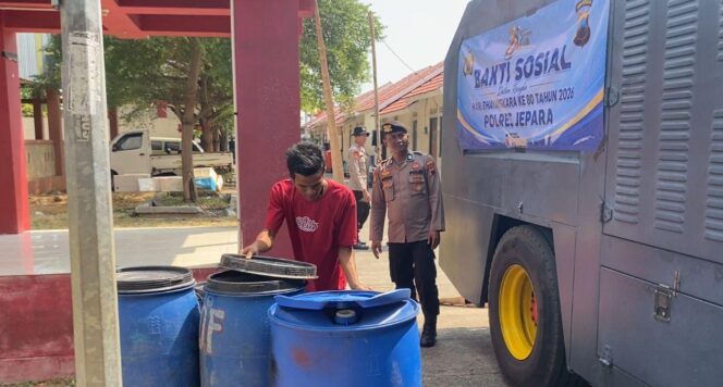 
					Polres Jepara Salurkan 6.000 Liter Air Bersih untuk Warga Terdampak Kekeringan di Kedungmalang