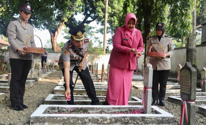 
					Jelang Hari Bhayangkara ke-80, Polres Kudus Gelar Ziarah dan Tabur Bunga di TMP Setya Pertiwi