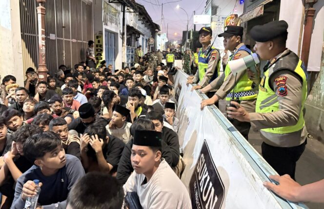 
					Kapolres Kudus Tinjau Pengamanan Pembagian Nasi Jangkrik, Ribuan Jamaah Padati Kawasan Menara Kudus