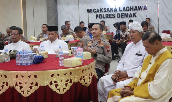 
					Doa Lintas Agama Warnai Peringatan Hari Bhayangkara ke-80, Polres Demak Perkuat Semangat Persatuan