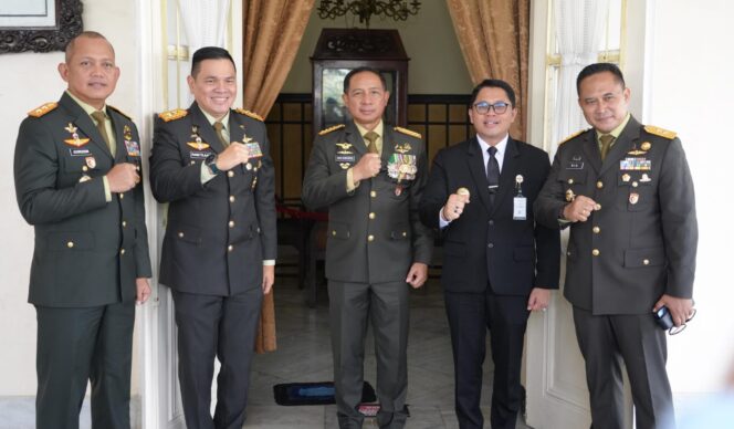 
					Pangdam IV/Diponegoro Dampingi Panglima TNI pada Pelantikan Perwira Diktukpa Integratif dan Napak Tilas Sejarah di Magelang