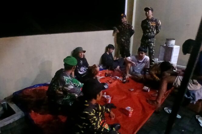 
					Babinsa Koramil 02/Limpung dan Warga Gelar Patroli Malam, Perkuat Keamanan Lingkungan