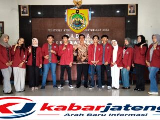 Mahasiswa Universitas Slamet Riyadi (UNISRI) Surakarta bersama Pemerintah Desa (KKN PPM) 2026 di Kantor Desa Sambirejo Plupuh Sragen. Foto istimewa Sriyadi/kabarjateng.id