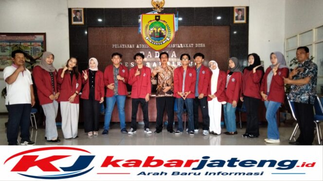 
					Mahasiswa Universitas Slamet Riyadi (UNISRI) Surakarta bersama Pemerintah Desa (KKN PPM) 2026 di Kantor Desa Sambirejo Plupuh Sragen. Foto istimewa Sriyadi/kabarjateng.id
