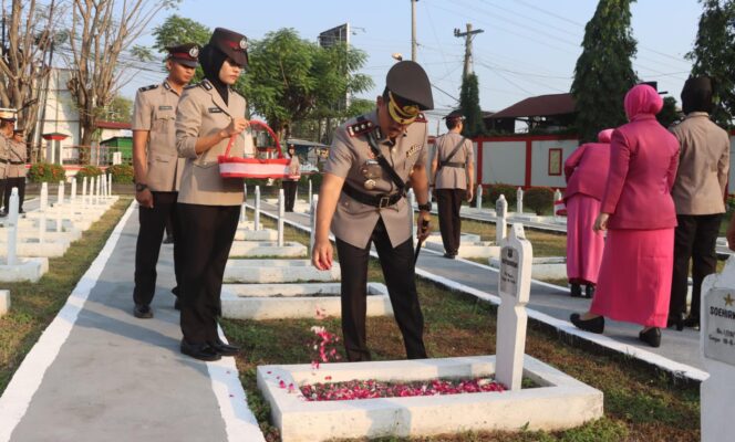 
					Ziarah ke TMP, Polres Demak Jadikan Semangat Pahlawan Inspirasi Pengabdian pada Hari Bhayangkara ke-80