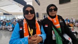 Jemaah SOC 73 - Banyumas sekaligus pimpinan PT Moazzam Buana Wisata, Eros Lany Torina (sebelah kiri) bersama Ibunda tercinta