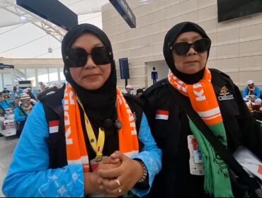 Jemaah SOC 73 - Banyumas sekaligus pimpinan PT Moazzam Buana Wisata, Eros Lany Torina (sebelah kiri) bersama Ibunda tercinta
