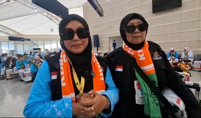 
					Jemaah SOC 73 - Banyumas sekaligus pimpinan PT Moazzam Buana Wisata, Eros Lany Torina (sebelah kiri) bersama Ibunda tercinta