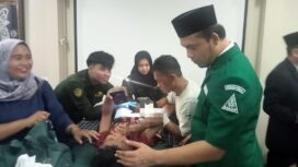 Ketua PW GP Ansor Jateng, M Shidqon Prabowo memberikan semangat kepada peserta khitan ceria di RSI Sultan Agung Semarang, Sabtu (27/6/2026). Foto: Mualim