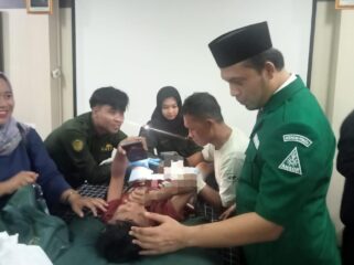 Ketua PW GP Ansor Jateng, M Shidqon Prabowo memberikan semangat kepada peserta khitan ceria di RSI Sultan Agung Semarang, Sabtu (27/6/2026). Foto: Mualim