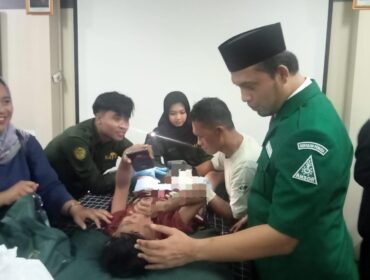 Ketua PW GP Ansor Jateng, M Shidqon Prabowo memberikan semangat kepada peserta khitan ceria di RSI Sultan Agung Semarang, Sabtu (27/6/2026). Foto: Mualim