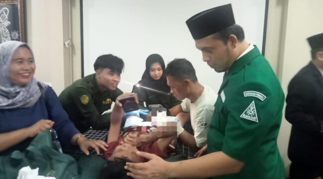 Ketua PW GP Ansor Jateng, M Shidqon Prabowo memberikan semangat kepada peserta khitan ceria di RSI Sultan Agung Semarang, Sabtu (27/6/2026). Foto: Mualim