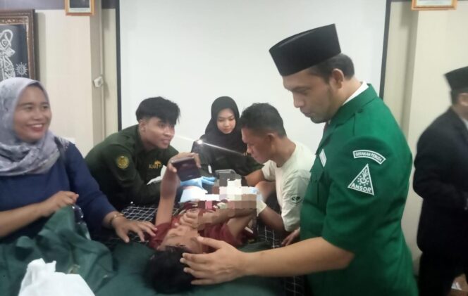 
					Ketua PW GP Ansor Jateng, M Shidqon Prabowo memberikan semangat kepada peserta khitan ceria di RSI Sultan Agung Semarang, Sabtu (27/6/2026). Foto: Mualim