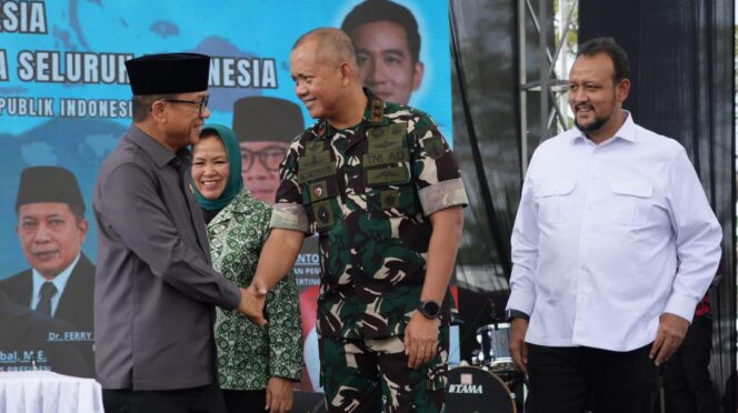 
					Pangdam IV/Diponegoro Hadiri Deklarasi Dukungan Asta Cita Presiden dan Penguatan Ekosistem MBG di Kabupaten Semarang