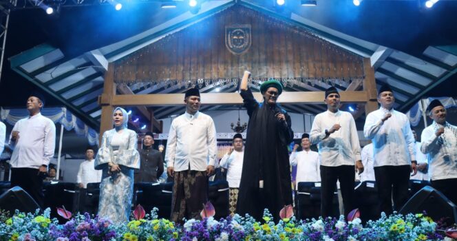 
					Kapolres Boyolali Hadiri Pengajian Akbar dan Sholawatan Bersama Gus Ali Gondrong