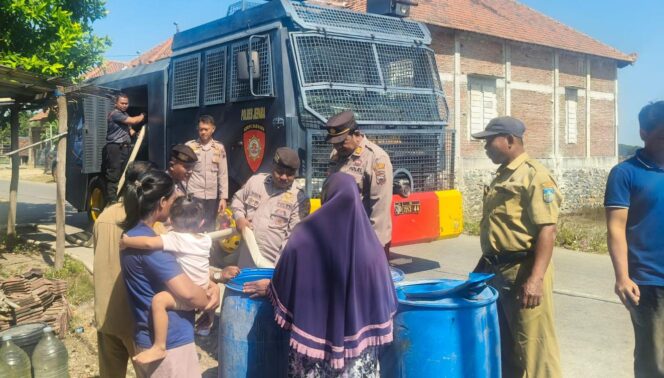 
					Sambut Hari Bhayangkara ke-80, Polres Jepara Distribusikan 6.000 Liter Air Bersih untuk Warga Terdampak Kekeringan